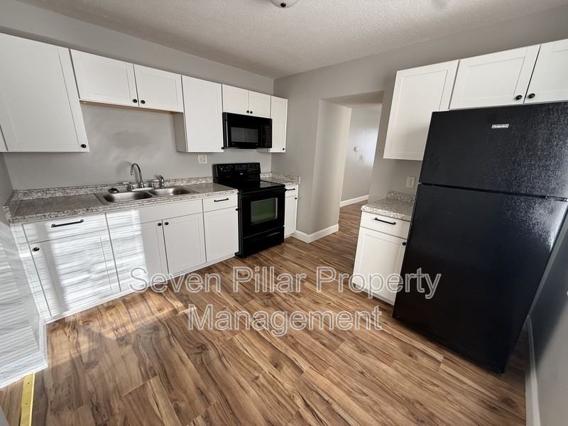 1046 Republic Ave - Photo 3 of 10