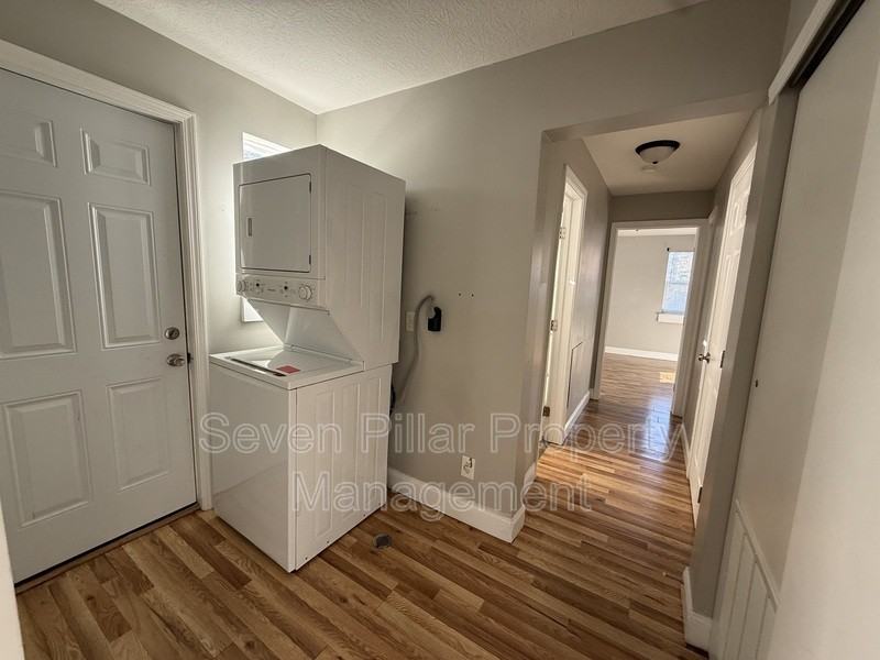 1046 Republic Ave - Photo 4 of 10