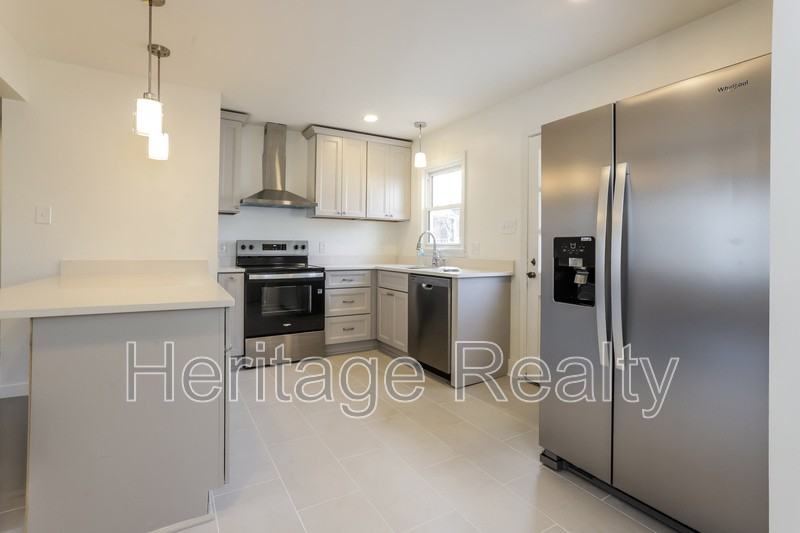 921 Shamrock Ave - Photo 4 of 11