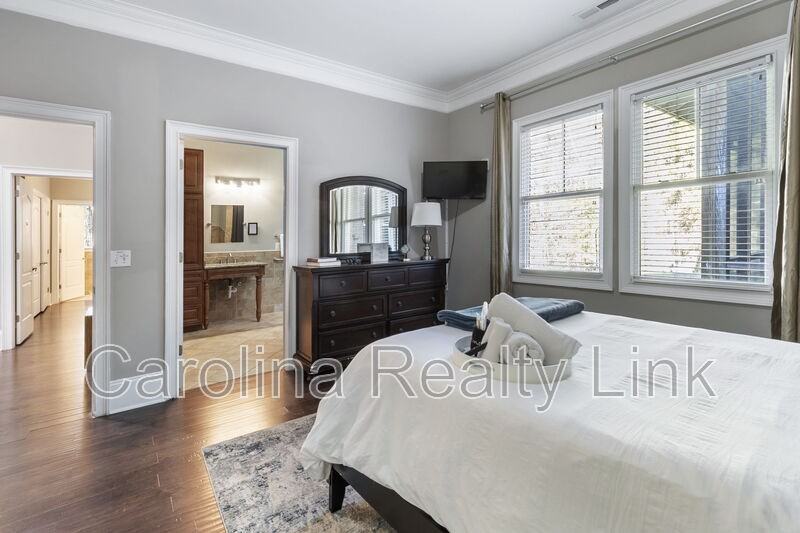 Thompson Ave #3 - Photo 2 of 14