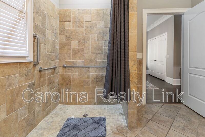 Thompson Ave #4 - Photo 4 of 14