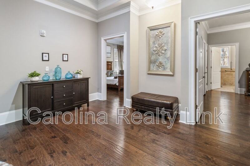 Thompson Ave #4 - Photo 5 of 14