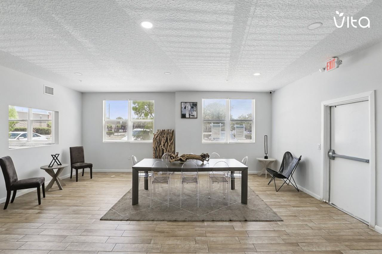 PALAZZO RESIDENCES I - Photo 4 of 29