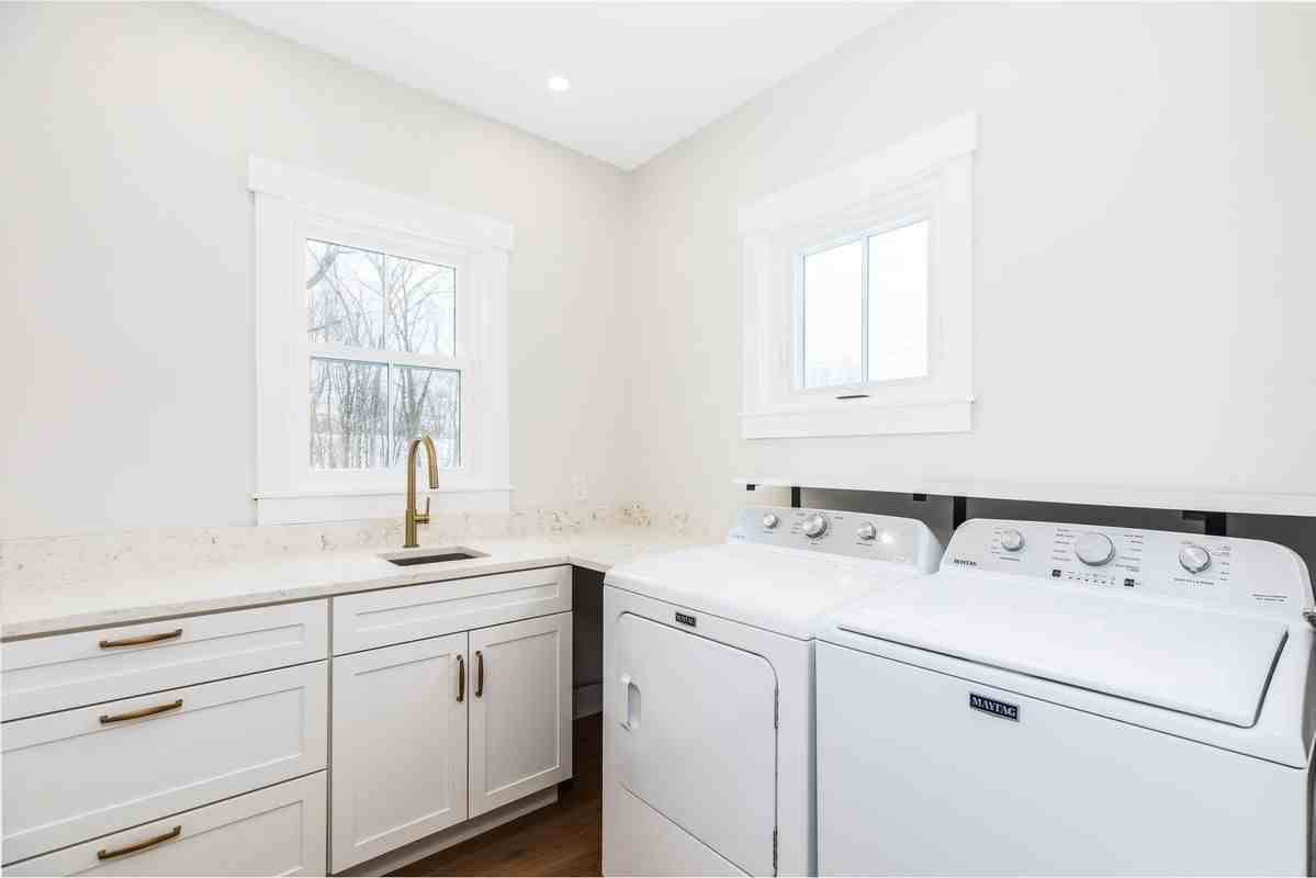 539 Portsmouth Ave - Photo 6 of 33