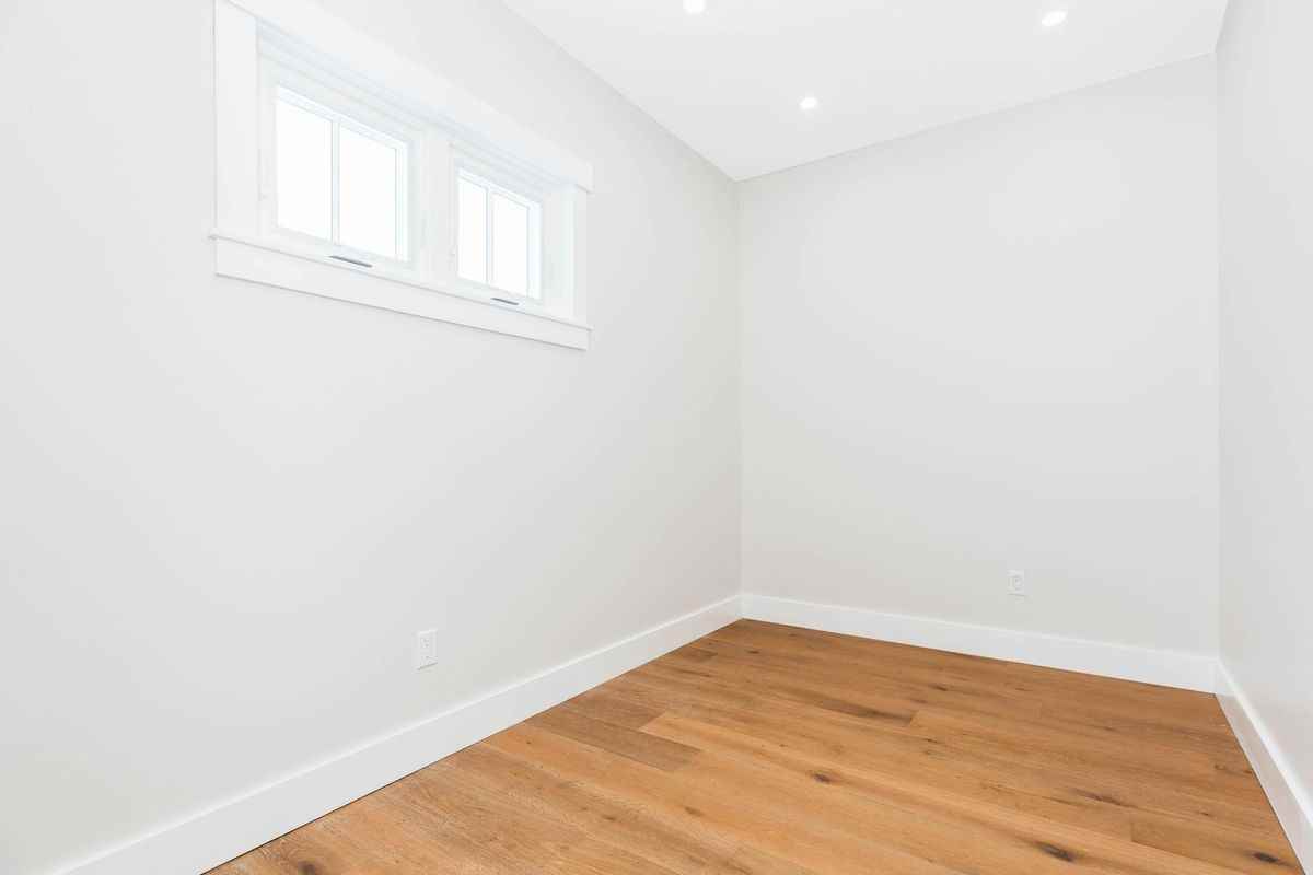 539 Portsmouth Ave - Photo 7 of 33