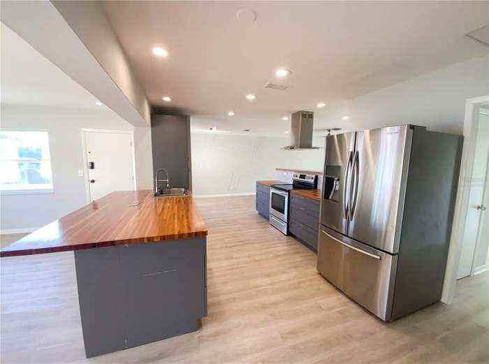 408 Ocean Ct - Photo 5 of 35