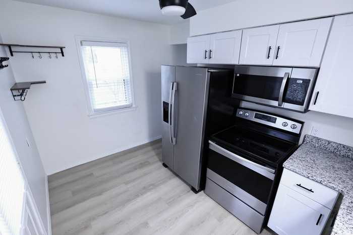 843 Davies Ave - Photo 2 of 12