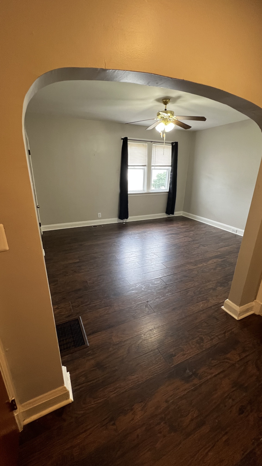 1051 Desoto Rd - Photo 4 of 22