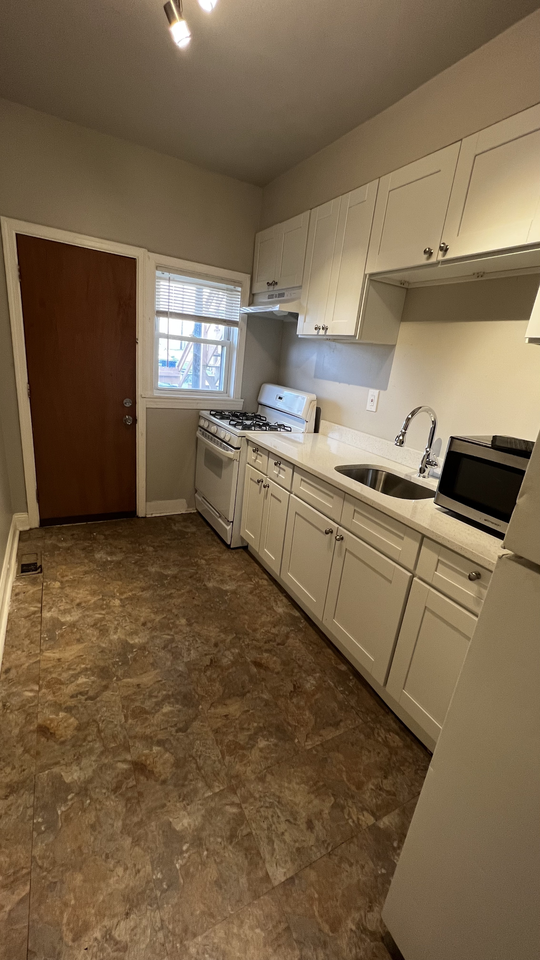 1051 Desoto Rd - Photo 7 of 22