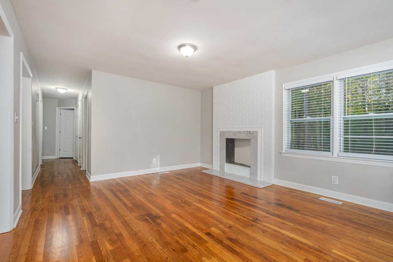 2860 Lansdowne Dr - Photo 2 of 13