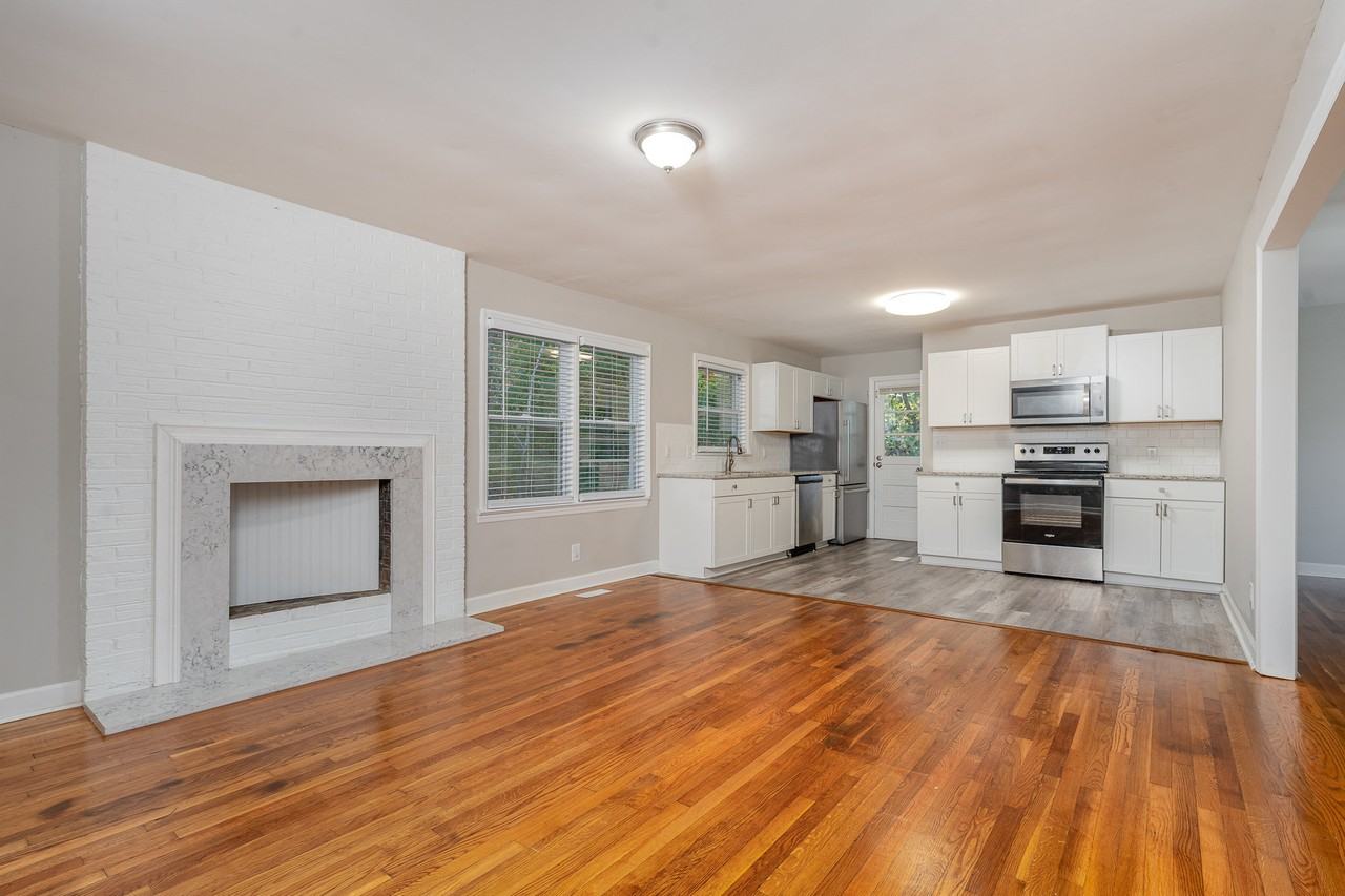 2860 Lansdowne Dr - Photo 3 of 13