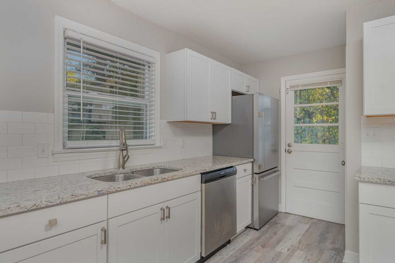 2860 Lansdowne Dr - Photo 6 of 13