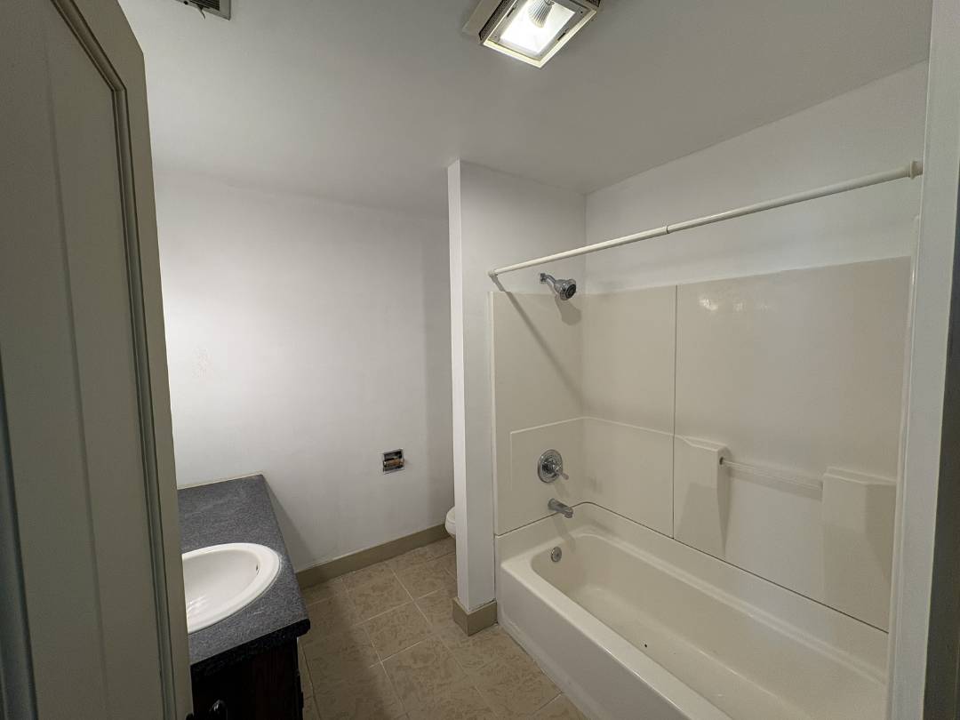 409 6th St #B - Photo 5 of 8