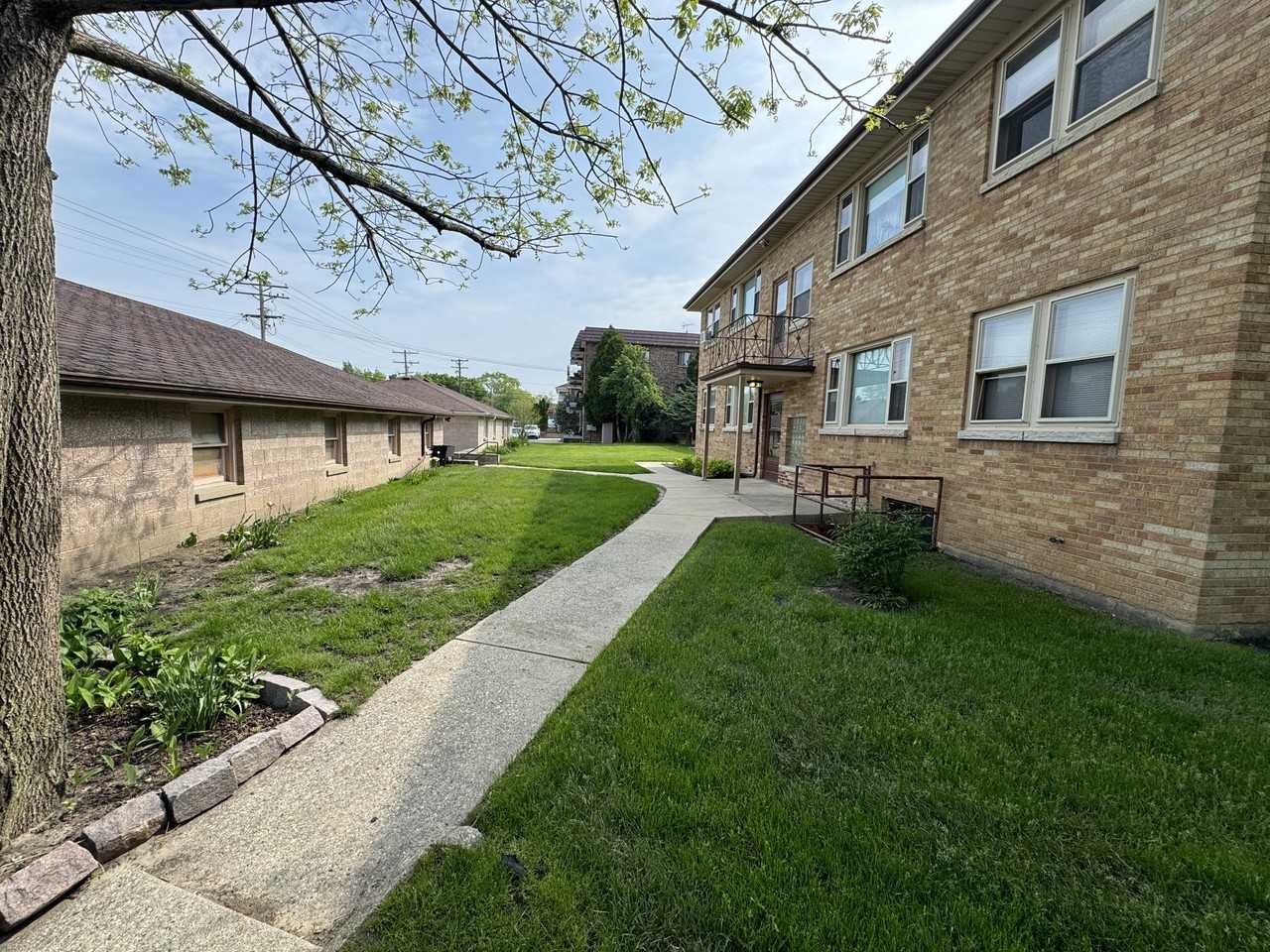 5224 W Forest Home Ave #1 - Photo 5 of 11