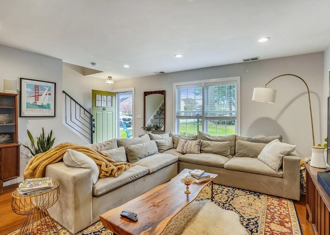 910 Bethany Ct - Photo 5 of 29