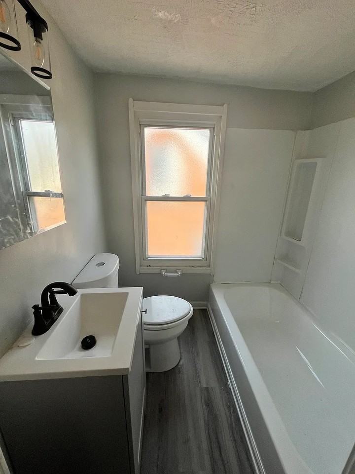 4679 E 144th St #1 - Photo 4 of 10