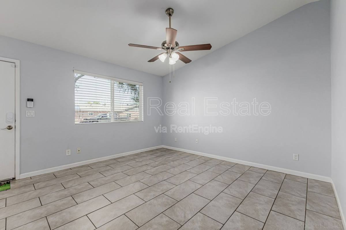 1005 W Laguna Dr - Photo 2 of 10