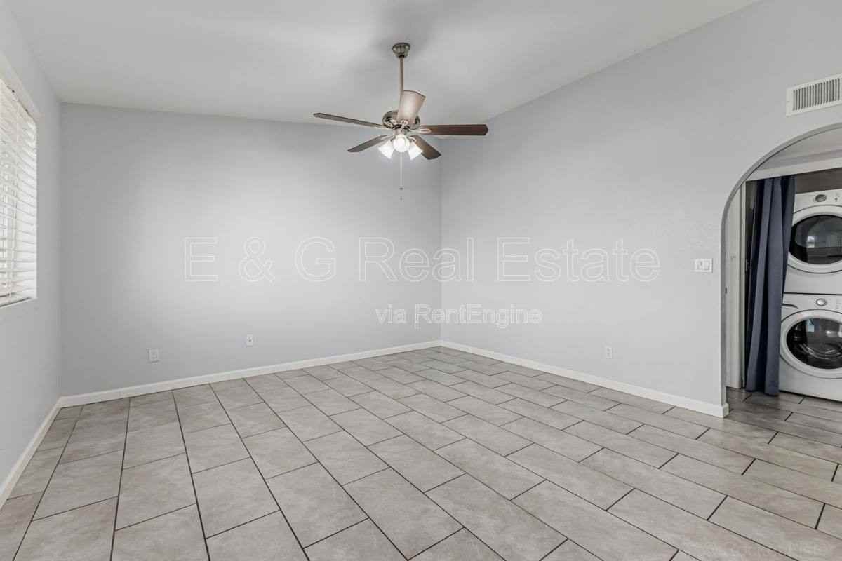 1005 W Laguna Dr - Photo 3 of 10