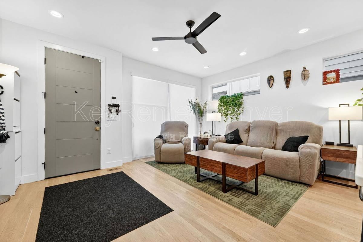 1299 Newton St - Photo 3 of 10