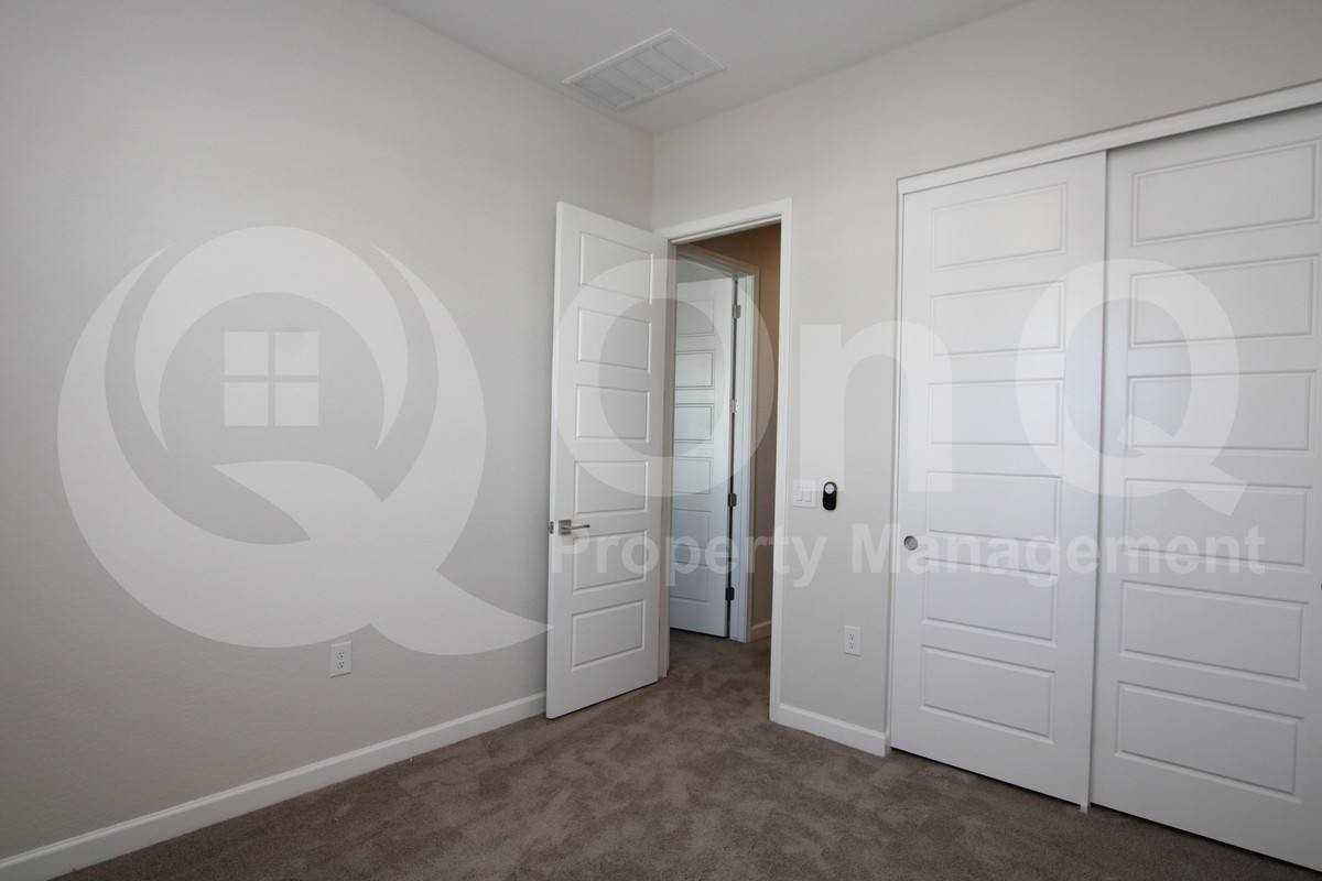 17046 N 50th St - Photo 2 of 10
