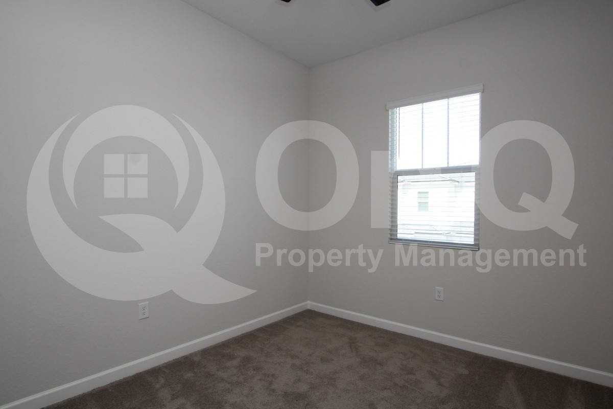 17046 N 50th St - Photo 3 of 10