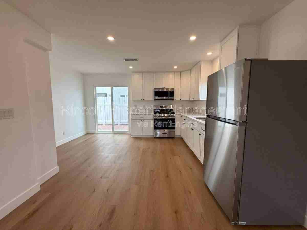 607 Lemon Way #B - Photo 2 of 10