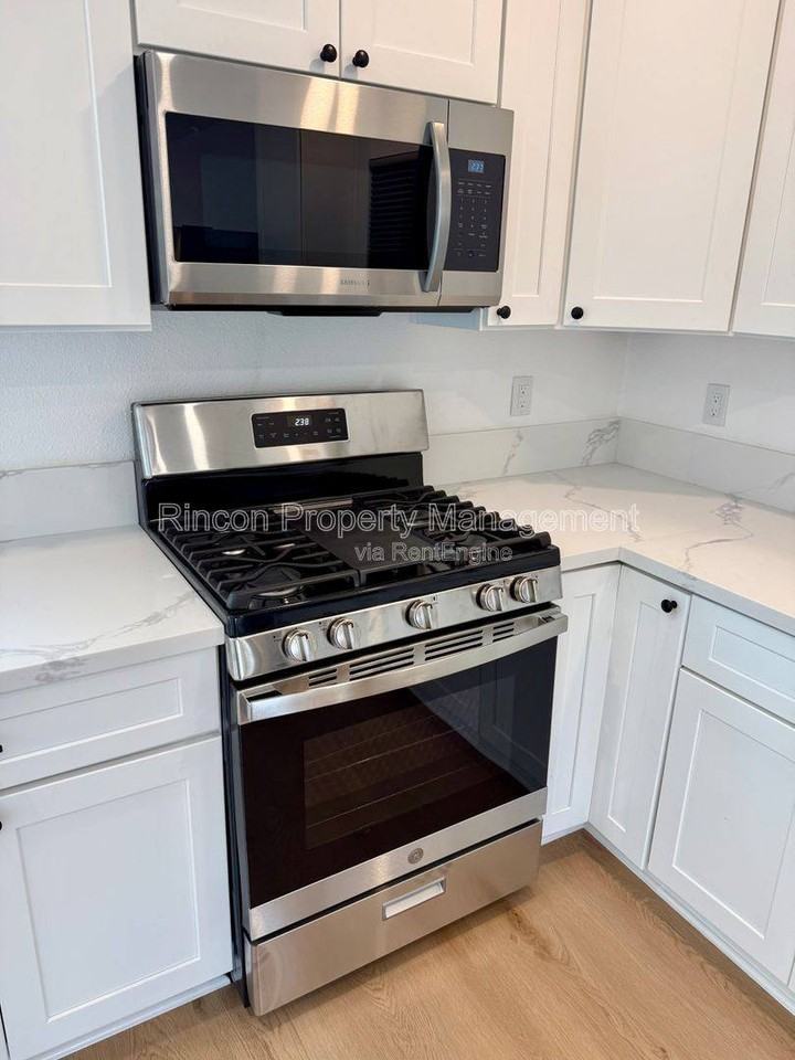 607 Lemon Way #B - Photo 3 of 10