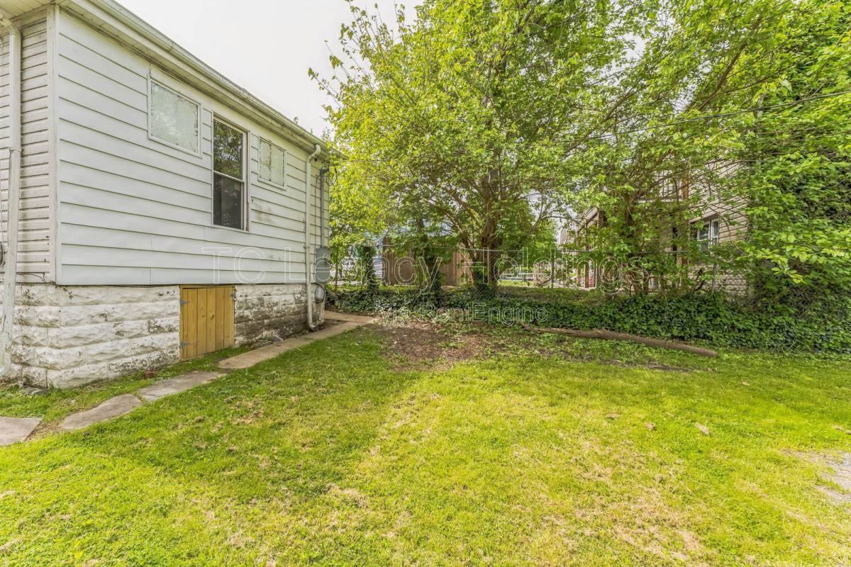 421 Walnut Ave - Photo 3 of 10