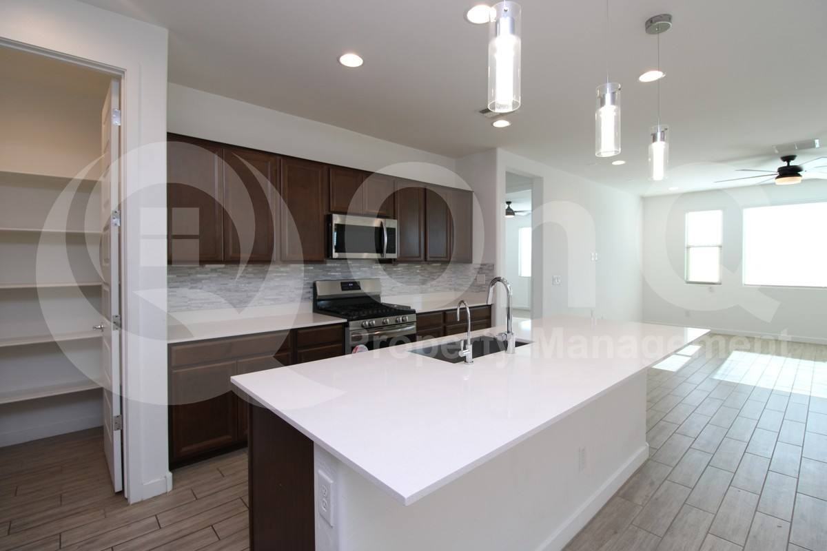 12401 W Vista Ave - Photo 3 of 10