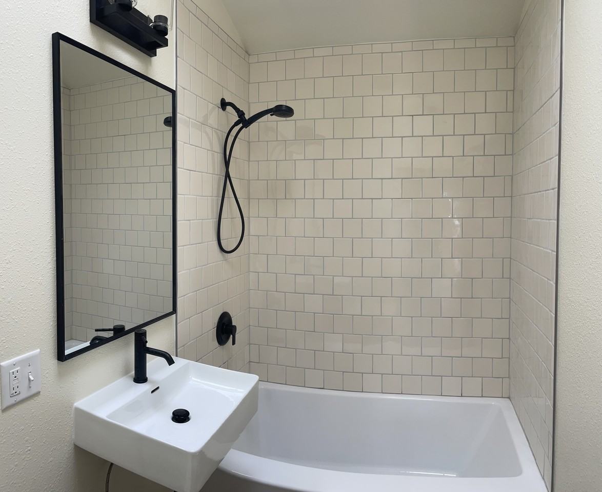 1313 Vernon St - Photo 2 of 13