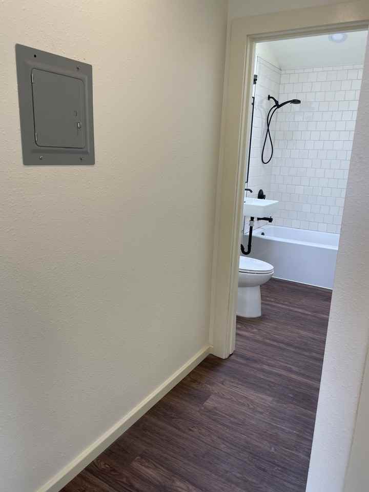 1313 Vernon St - Photo 4 of 13