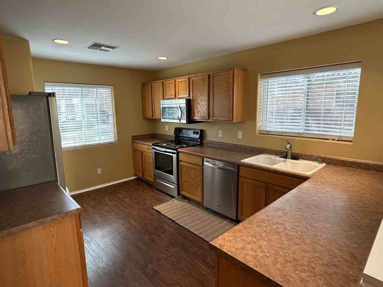 15446 W Mercer Ln - Photo 3 of 20