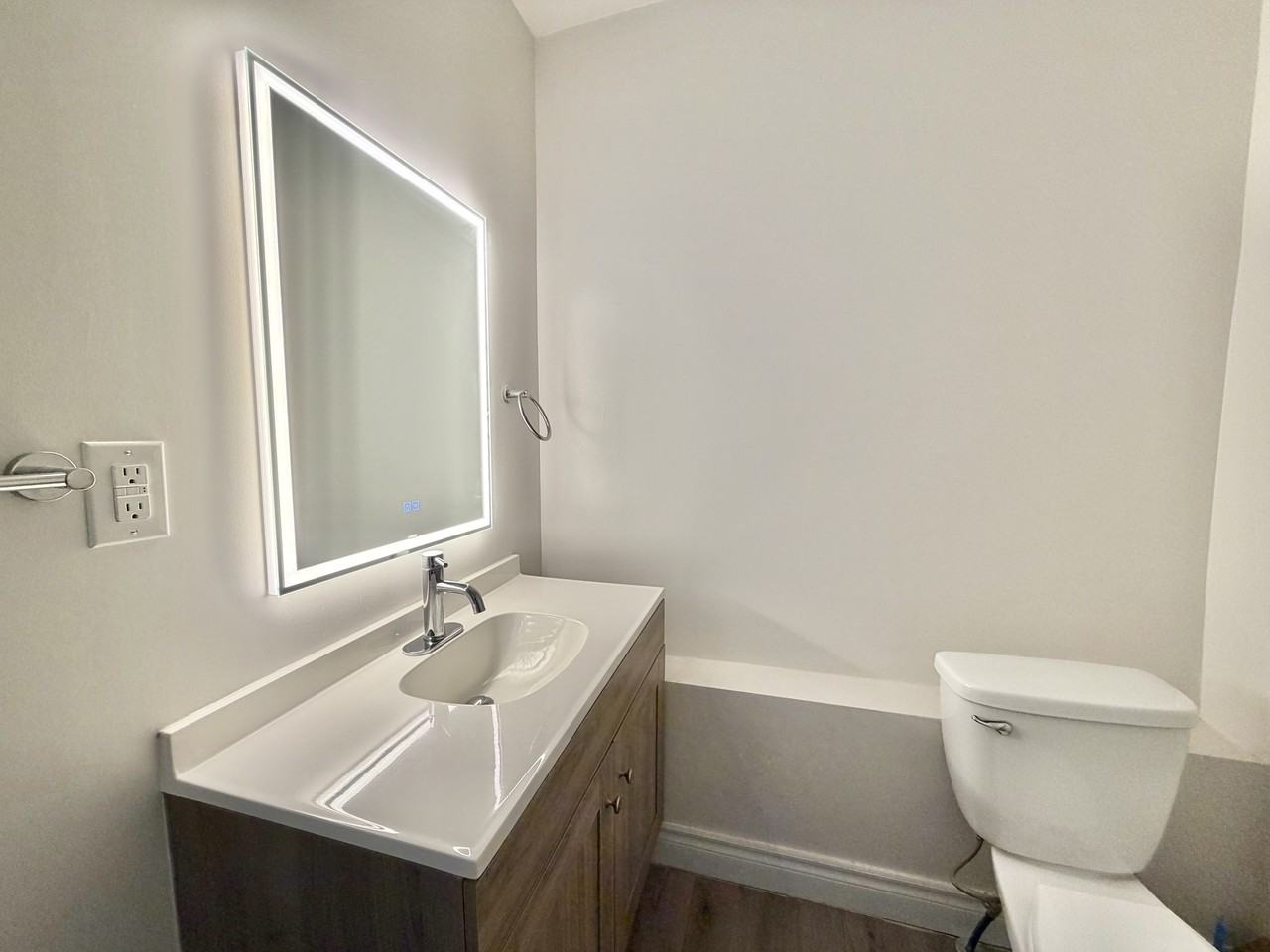 3013 Dundas Street West - Photo 6 of 7