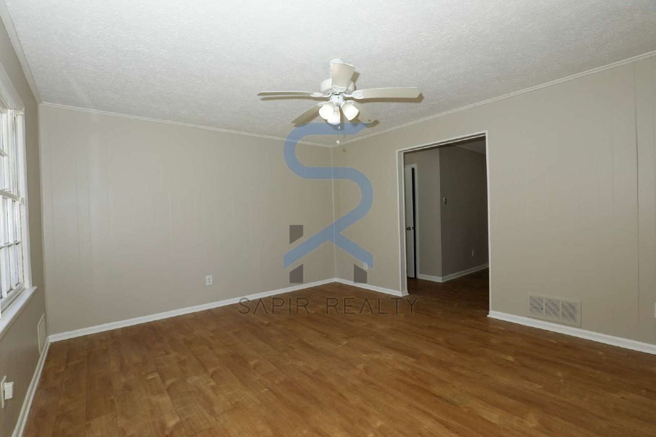 107 Inverness Dr - Photo 4 of 16