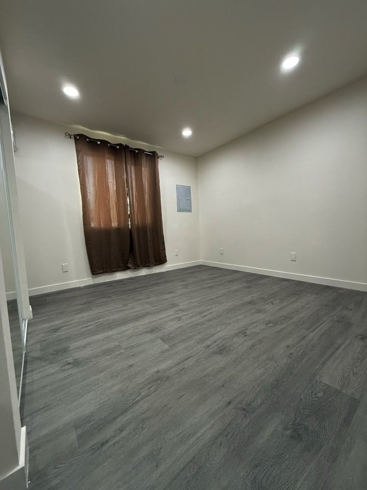 10696 Walnut St - Photo 5 of 11