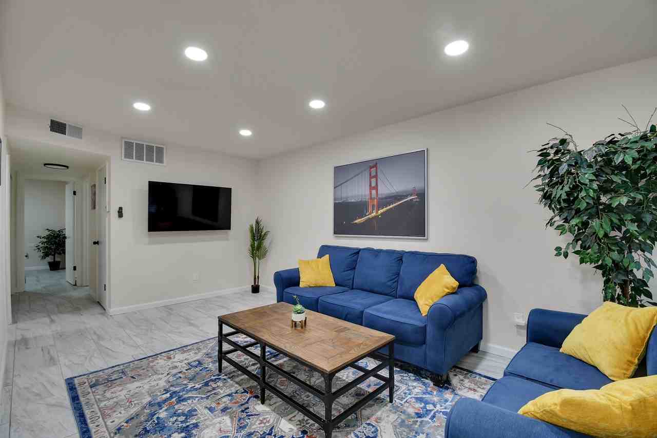 1104 F St #1 - Photo 3 of 12