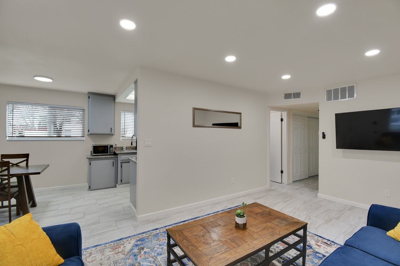 1104 F St #1 - Photo 4 of 12