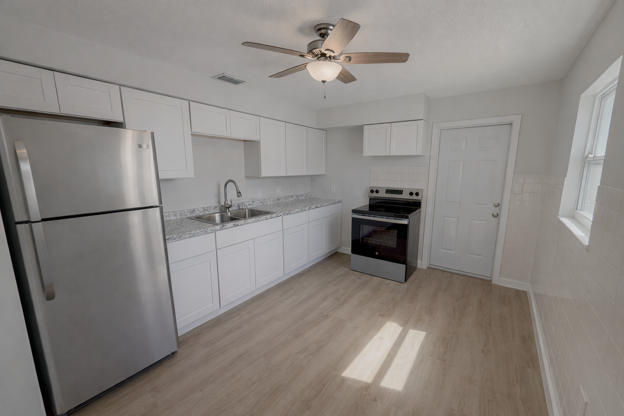 4453 87th Street Ct W - Photo 3 of 9