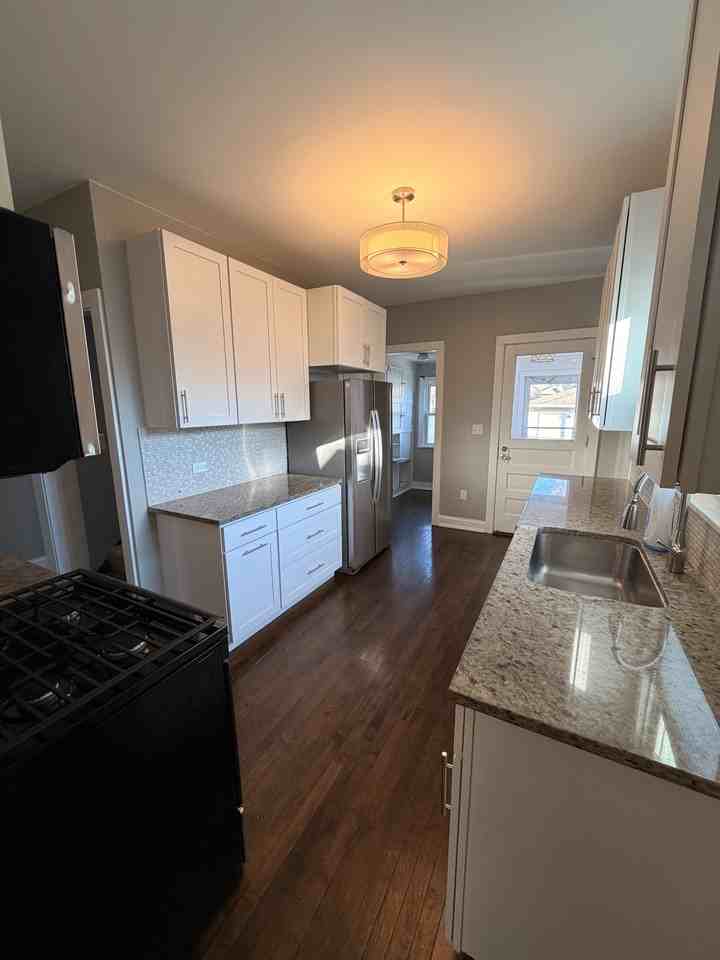 856 Woodlawn Ave - Photo 6 of 18