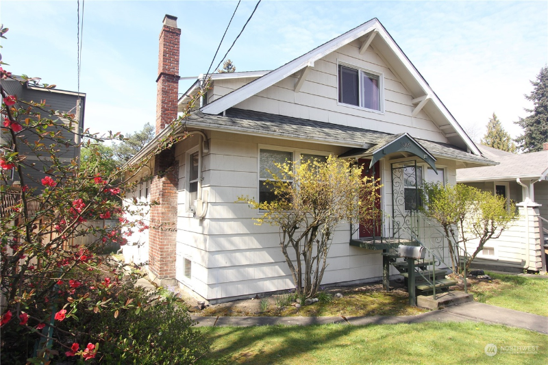 5309 7th Ave Ne - Photo 2 of 5