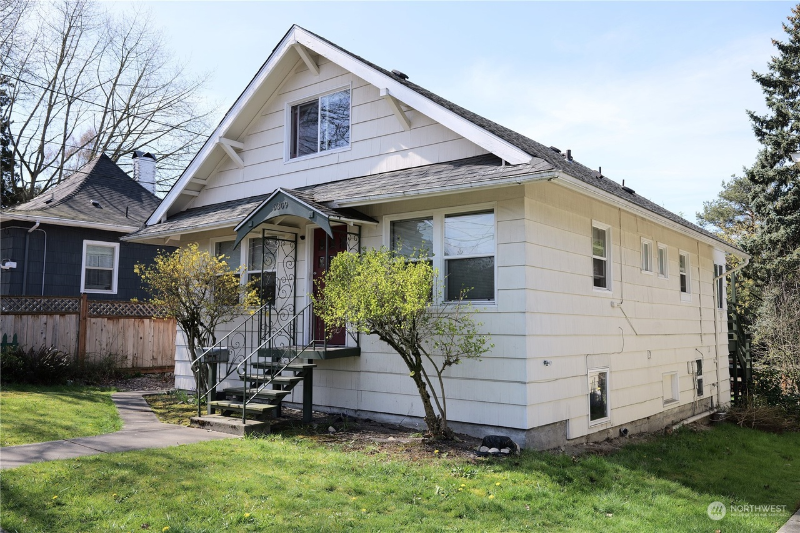 5309 7th Ave Ne - Photo 3 of 5