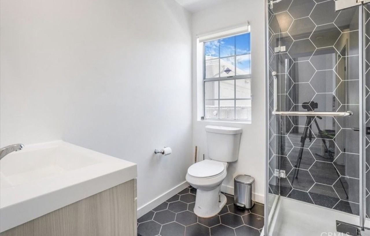 2481 S Bundy Dr - Photo 2 of 14