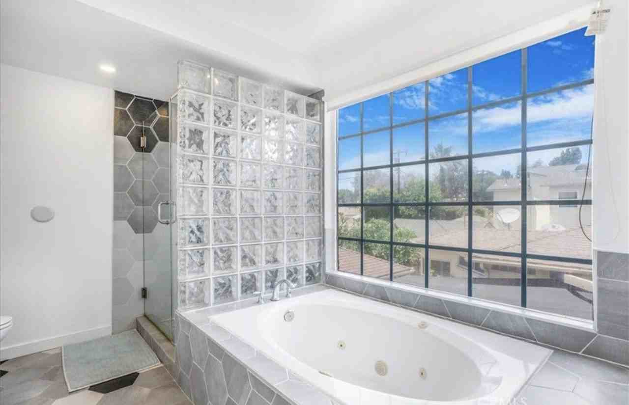 2481 S Bundy Dr - Photo 3 of 14