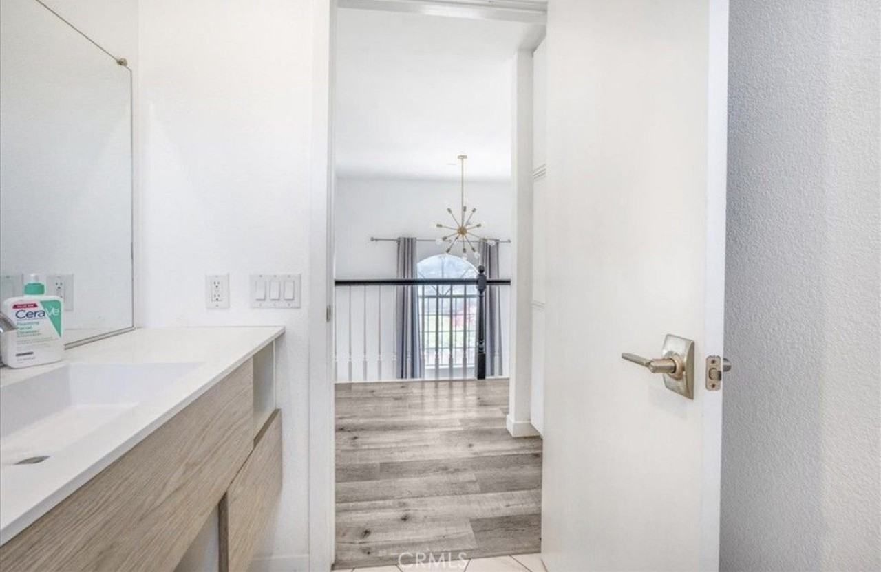 2481 S Bundy Dr - Photo 4 of 14