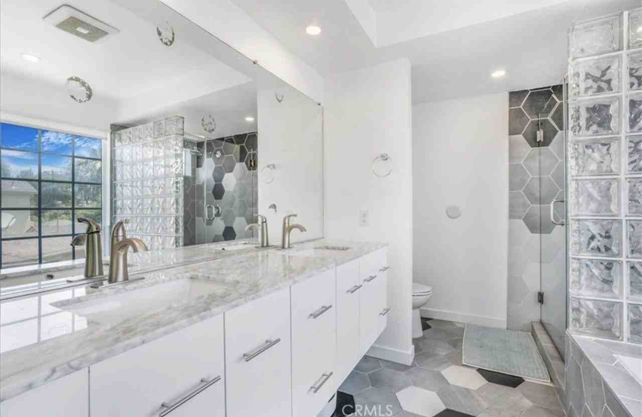 2481 S Bundy Dr - Photo 6 of 14