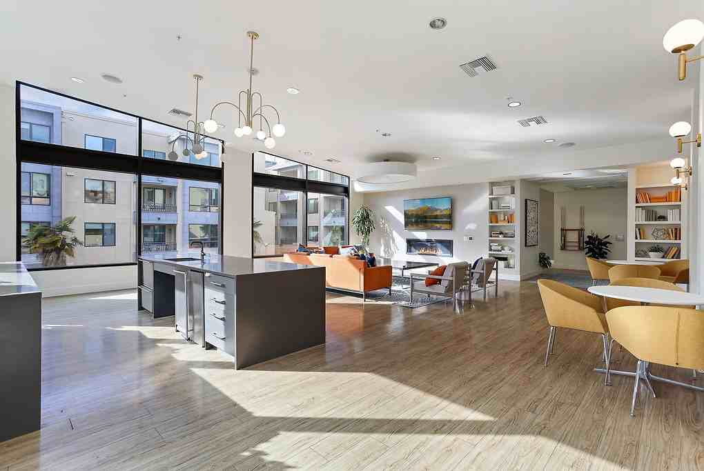 One Hundred Grand - Photo 4 of 50