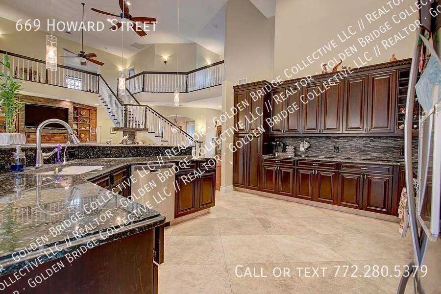 669 Howard St - Photo 3 of 9
