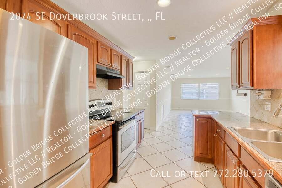 2074 Se Doverbrook St