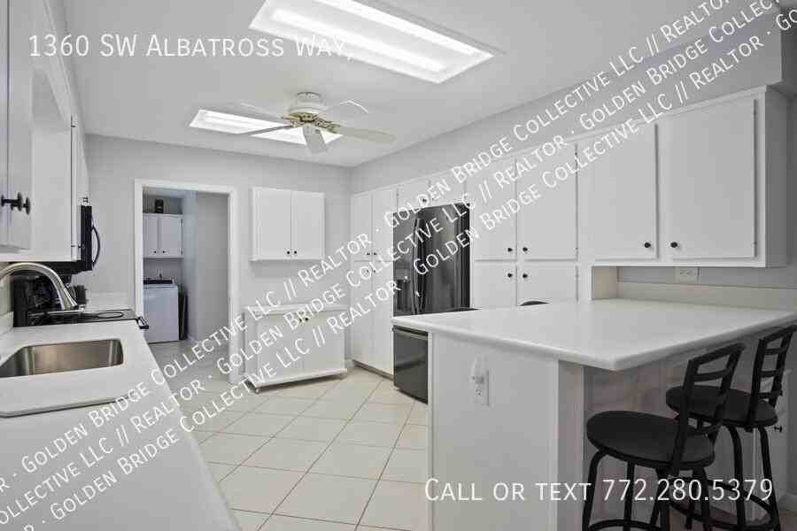 1360 Sw Albatross Way - Photo 2 of 10