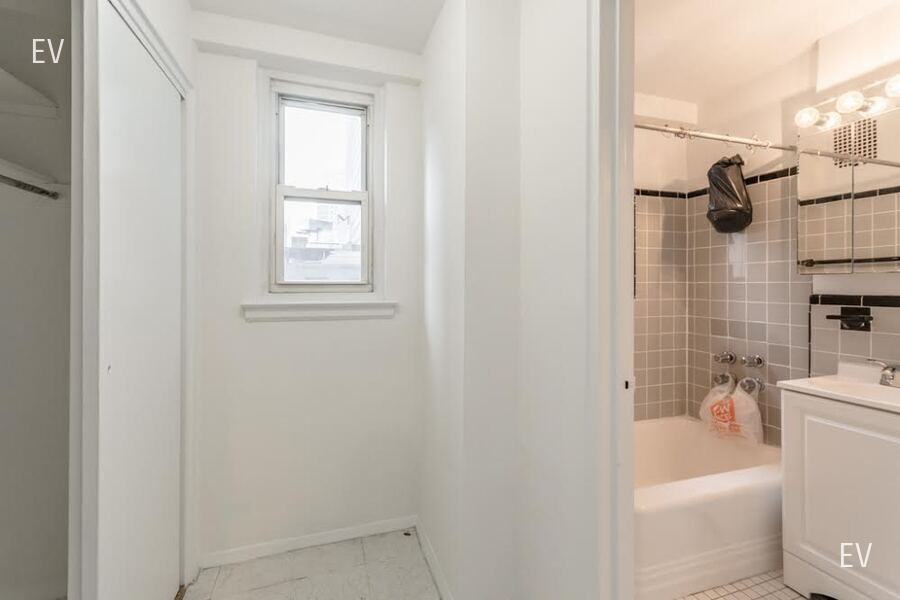 160 E 55th St #EV - Photo 4 of 5